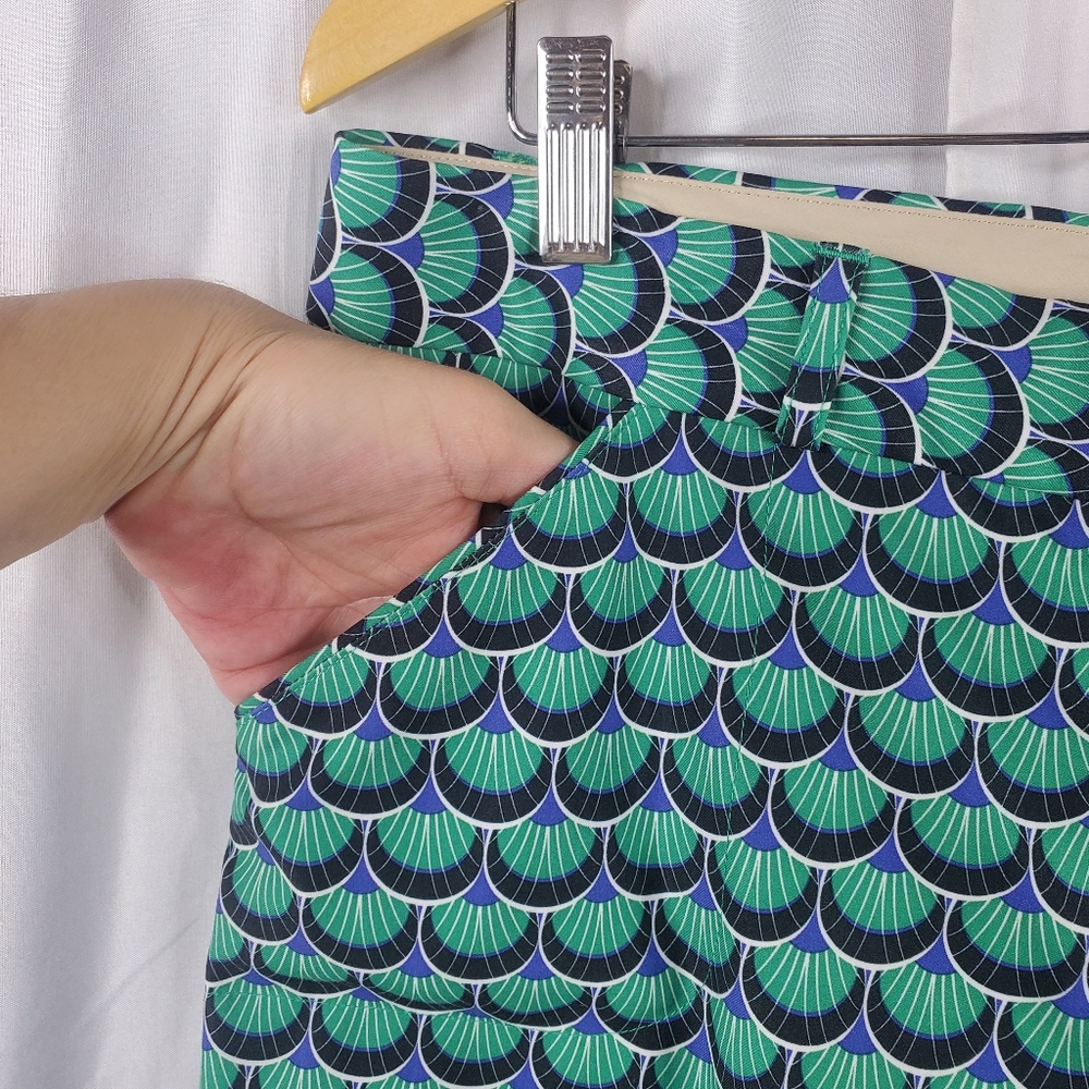 ♡ Peter Millar Geo Print Microfiber Womens Golf Shorts Size 10 Green and Blue - Picture 3 of 8